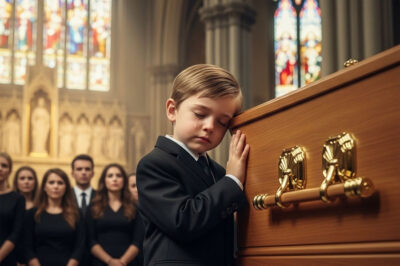 The child gently pressed his ear to his mother’s coffin… and said something that shook the entire hall…