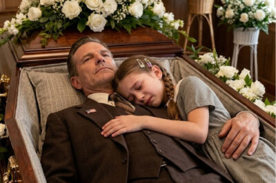 A girl hugged her father in his casket, and what happened next was spine-chilling.